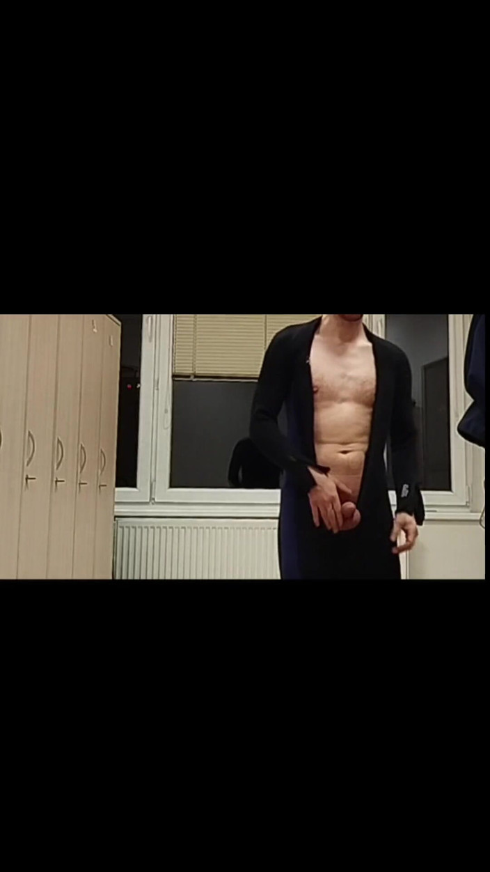 kickerscooter: 更衣室自慰被抓