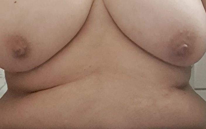Mommy big hairy pussy: Tante seksi menggoda cowok ini dengan ekornya yang berbulu