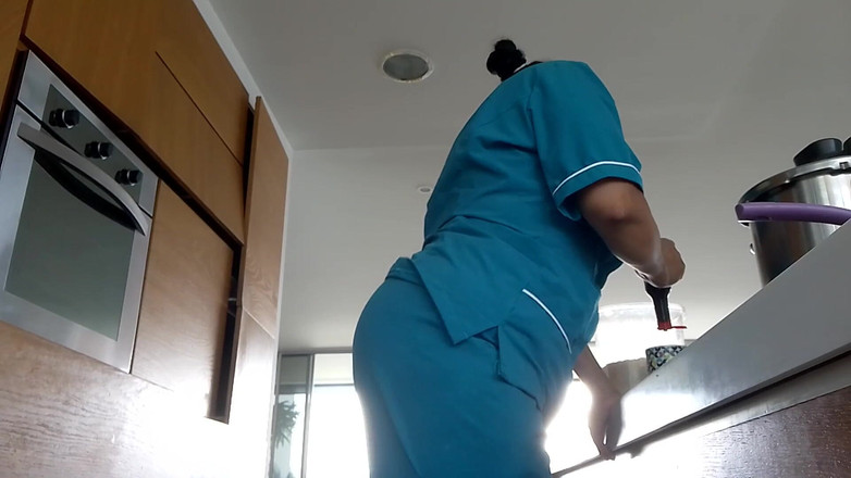 Milfcaliente69: Pekerja Dengan Pantat Besar Melancap Pepek Berairnya Semasa Memasak Untuk...