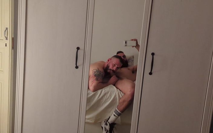 The bearded master: Медведь Alessio Venezi служит его господину