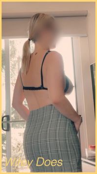 Wifey Flashes Her Perfect Amazing Ass for Enjoyment