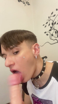 Femboy bú cu giả bị ướt toàn bộ khuôn mặt