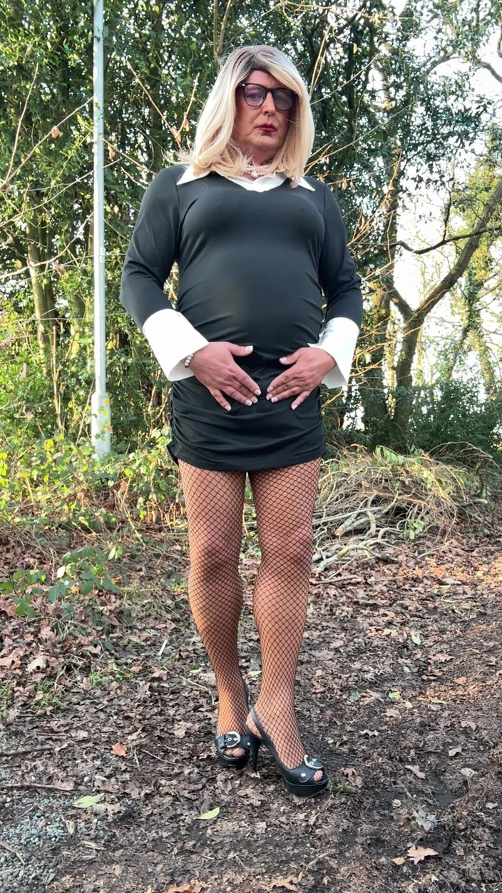 Kellycd2022: Sexy Crossdresser Kellycd2022 Walk Down the Lane