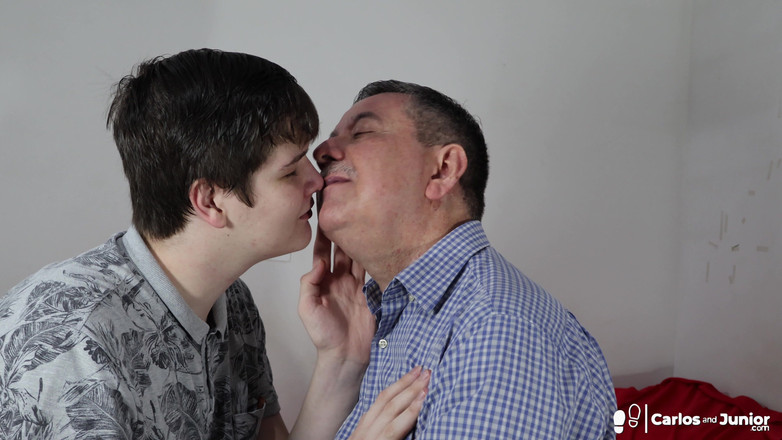Carlos And Junior: Papa und sein junge küssen sich