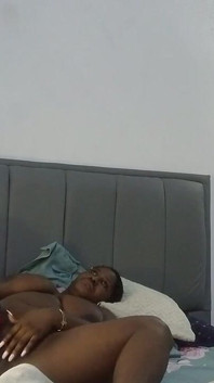 Mi hanno scopato bene la figa finché non ho più sopportato di sentirla sentire e la ragazza è arrivata presto