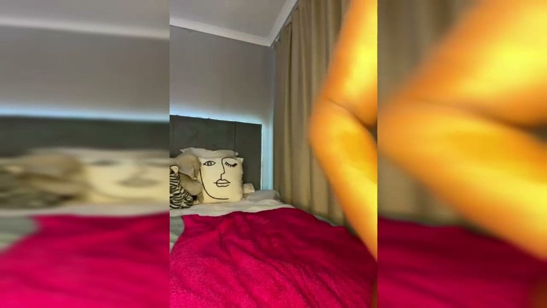 Legendary Booty Overdose: สาวสวยตัวใหญ่เย็ดดิลโด้และเปลื้องผ้า