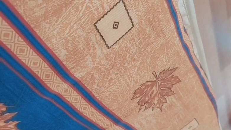 Kitty_Cross: Грайливий транссексуал показує браслет на щиколотці в короткій сукні