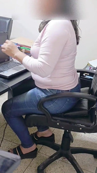 Avvocato famoso con un corpo perfetto scopata da un ragazzo che consegna le pizze nel suo ufficio, ed era felice e urlando con lussuria