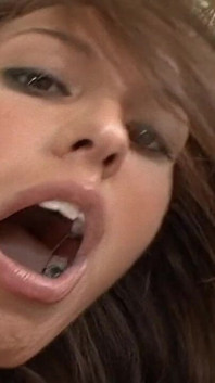 Brunett MILF i vild oral action med spermasprut