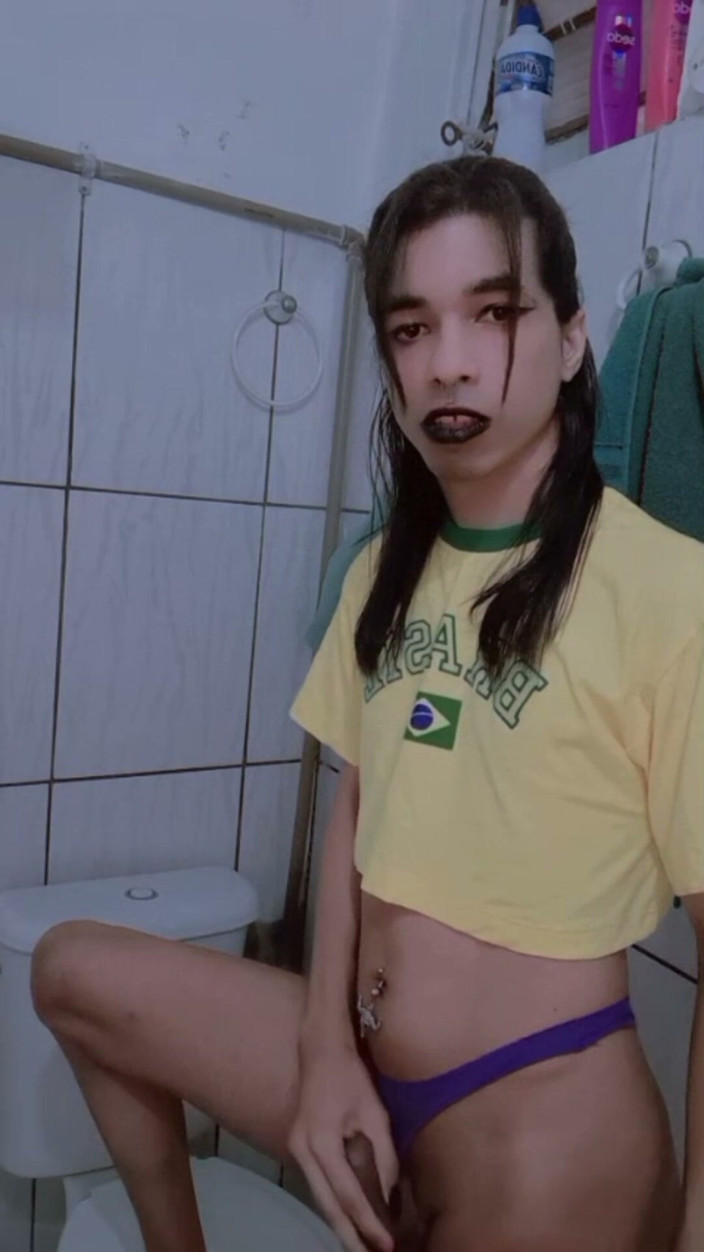 Srta. Carla: นักเขียนเปลือยในเสื้อครอปกับกางเกงใน