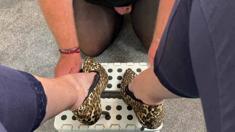 Mr MF: Місіс зріла ноги дозволяє своєму футбой видалити її взуття і смердючі розетки