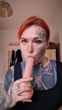 Obciąganie na realistycznym dildo