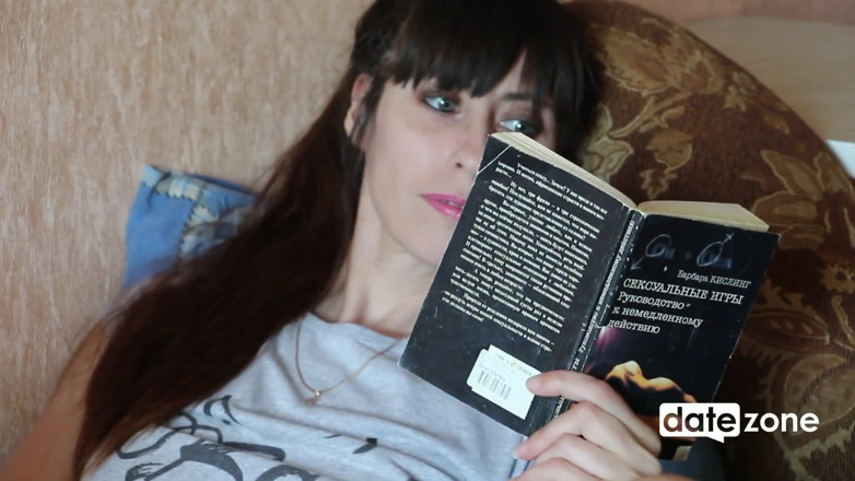 Datezone: Dona de casa solitária lê um romance e começa a...