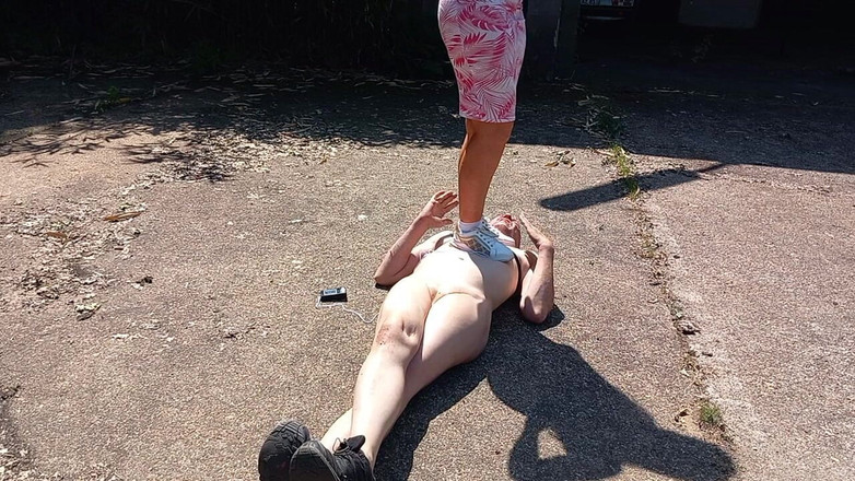 Lady Luciana Di Domizio: 奇怪的步行