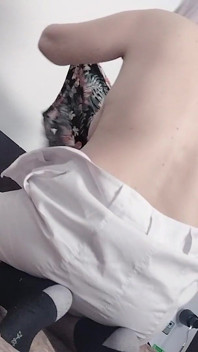 Sexy brunetka zkouší a stříhá oblečení