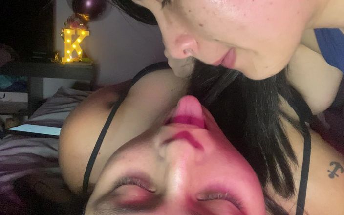 Zoe & Melissa: Una ragazza biricchina succhia la mia enorme lingua