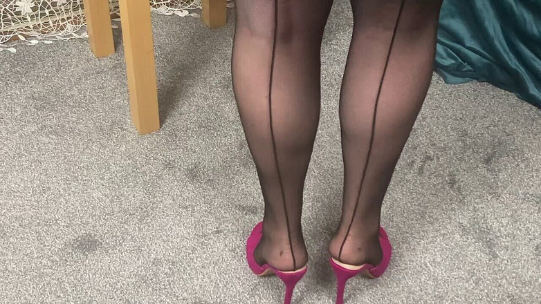 Mr MF: Mrs Kaki Matang Menanggalkan Skirt Kulitnya