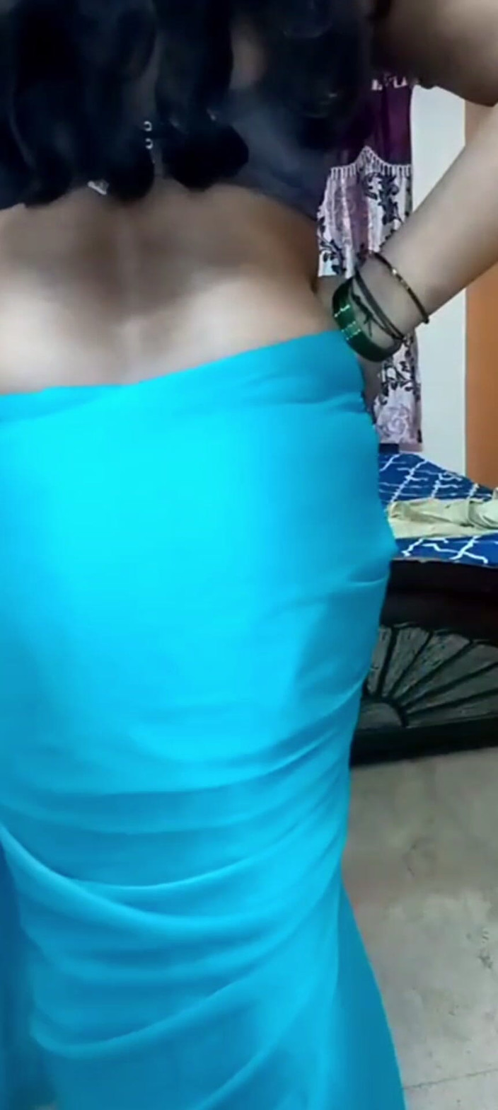 YourSexyWife: Bhabhi Ne Badezimmer Me Kholi Choli