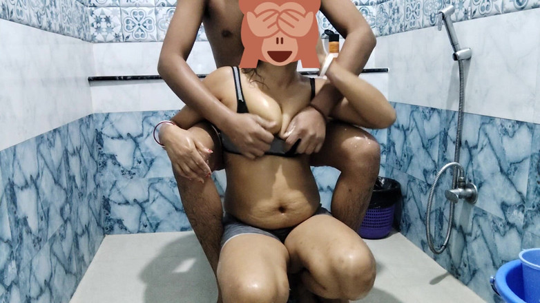 Uttar dinajpur: Новобрачная индийская жена Sonali с ее мужем в свадебную ночь в ванной отеля, часть 1