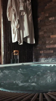 Une belle MILF excitée se fait baiser par un inconnu dans un jacuzzi vintage