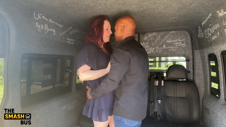 Smash bus: Sportieve BBW Wordt Uitgerokken En Geneukt in De Smash Bus