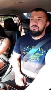 Blowjob im Verkehr: Brünette zeigt ihre Brüste und saugt alles im Auto