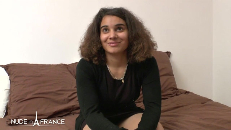 Nude in France: Cachonda perra francesa es follada mientras chupa la polla