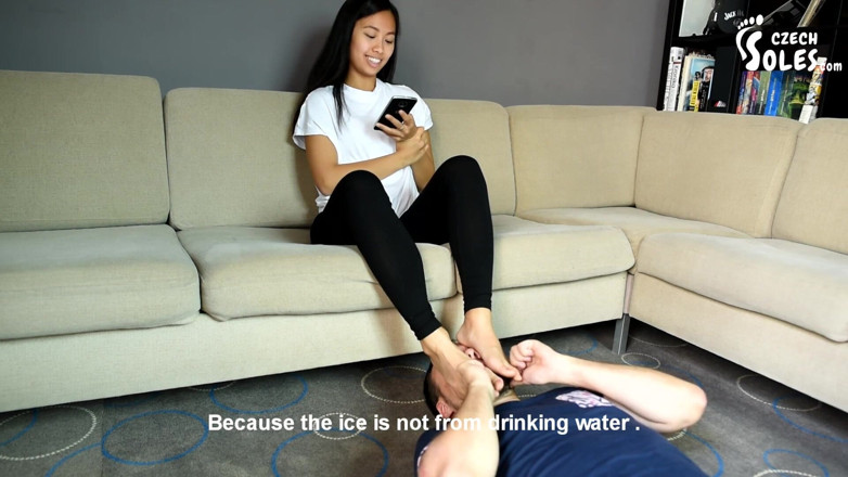 Czech Soles - foot fetish content: viyatnaami bhaasha paath ke dauraan pairon ki pooja