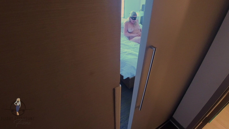 Flight Attendant Fiona: Mirando en primer plano