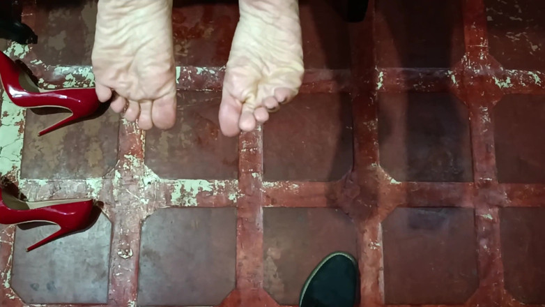 Queensofthefeet: Sekretářka měla sex s mužem, kterého chtěla vyslechnout, a dala...