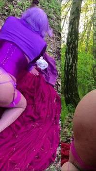 Sissy Stacy si hraje tvrdě s obrovskými dildy v lese