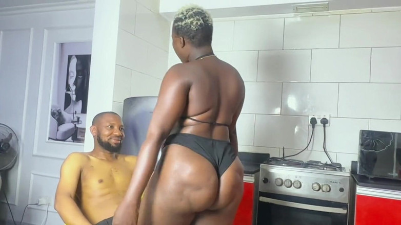 Real Queen Diva: Enteado não podia recusar foder madrasta na cozinha