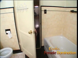 Erotic Female Domination: Cagna bionda imperversa con grandi tette naturali gode di un...