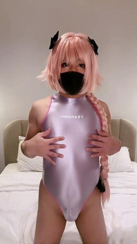Astolfo Femboy în costum de baie strâmt ejaculează și ejaculează