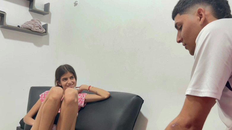 deybersex12: Meine hübsche stiefschwester berührt sich im zimmer, sie ist zu...
