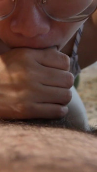 söt kinesisk flickvän pov avsugning tittar på tv, mjukt stönande, sperma i munnen cumshot