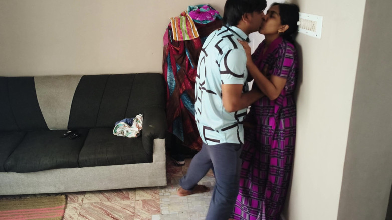 Parizadi: 印度可爱的继妹第一次做爱