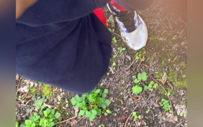 Kadu: Cruzando na floresta e, claro, encontrei um bom pau para...