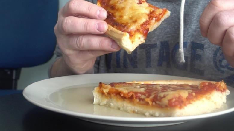 Food Pissplay: Čůrám na pizzu, abych ji snědl