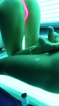 4K Tanning Studio Sega Con I Piedi Da Una MILF Bionda Calda Con Unghie Lunghe Neon Verdi E Sborra Sulle Dita Dei Piedi