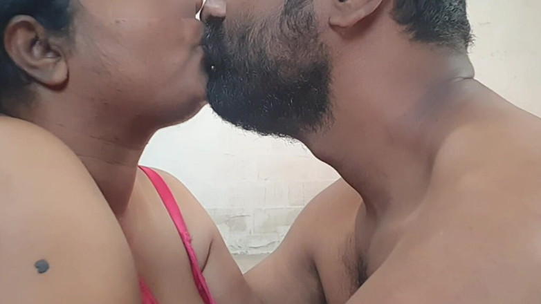 Desi Taboo: 새엄마와 배다른 아들의 첫 키스