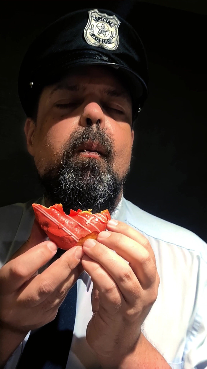 Punchbagplz: Urso policial em primeiro plano - adoração e dominação