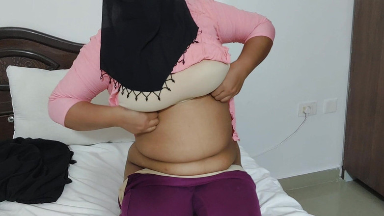 Desi Pari Bhabhi: Muslimské ženy Burkha omylem šukly se svým nevlastním bratrem v hotelovém pokoji