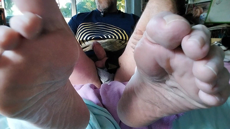 Hairyartist: Relájate conmigo, mis pies y calcetines