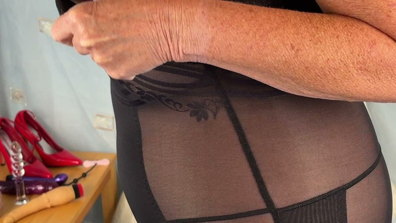 Aunty Sandra vintage girdle queen: Aunty Sandra in an Amazing Piece of Shape Wear Vgq72
