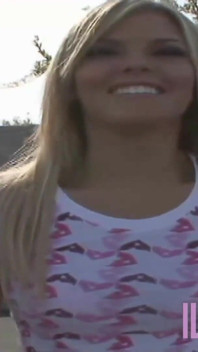 Milf bionda prende sperma in bocca dopo il sesso bollente