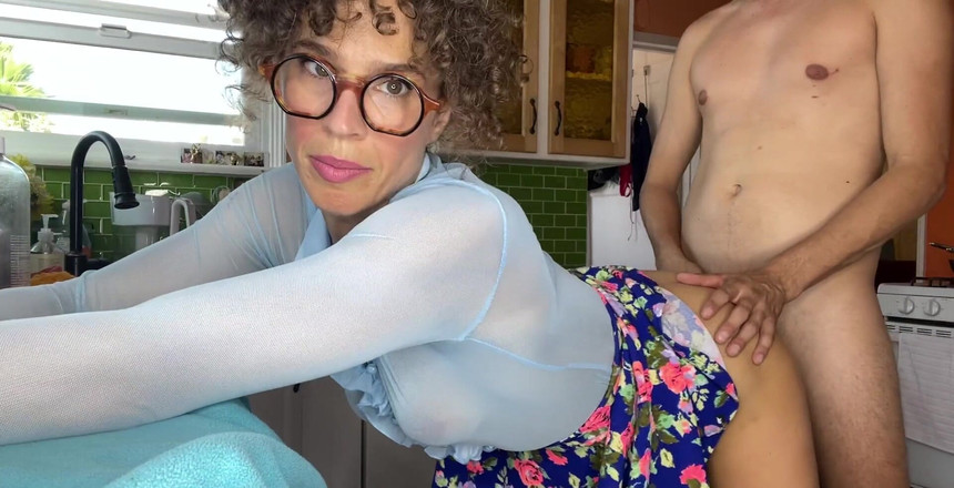 VibeWithMommy: 수업이 끝나고 부엌에서 애널 따먹히는 Ahegao Ms. Crizzle