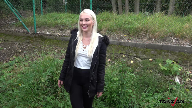 Take Van: Blondýnka vyzvednuta, ošukána a vyhozena nahá