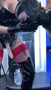 Gangbang bagnato della bambola di gomma princess latex, versioni bagnata/secca