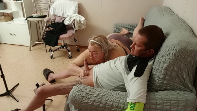 Zona901: Une voisine avale du sperme après une pipe douce